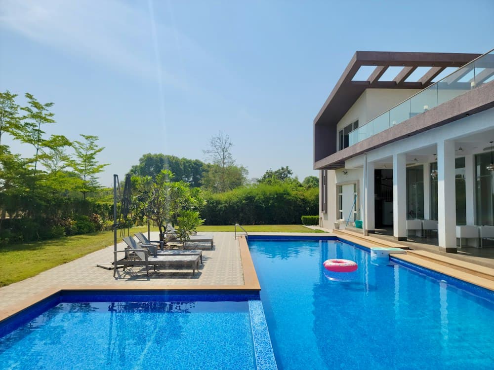 Piscina residencial junto a uma área externa contemporânea