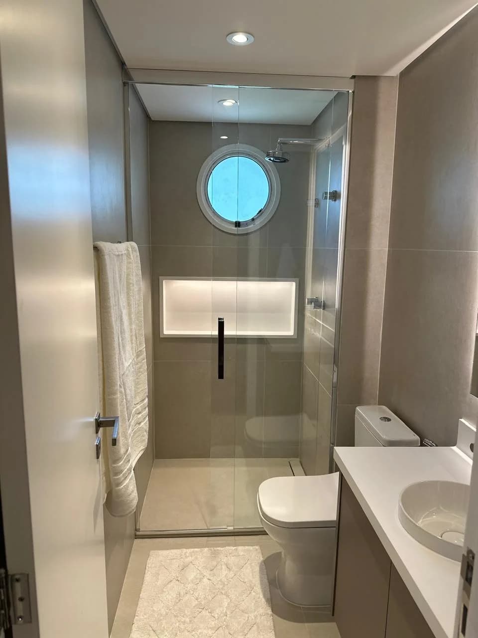 Banheiro reformado com acabamento contemporâneo